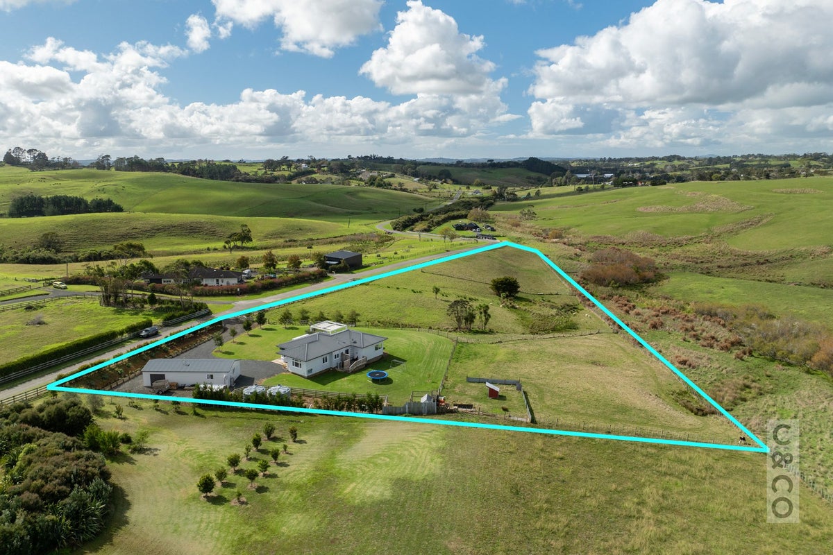 79 Mount Albion Rise, Taupaki, Henderson - Carousel 2