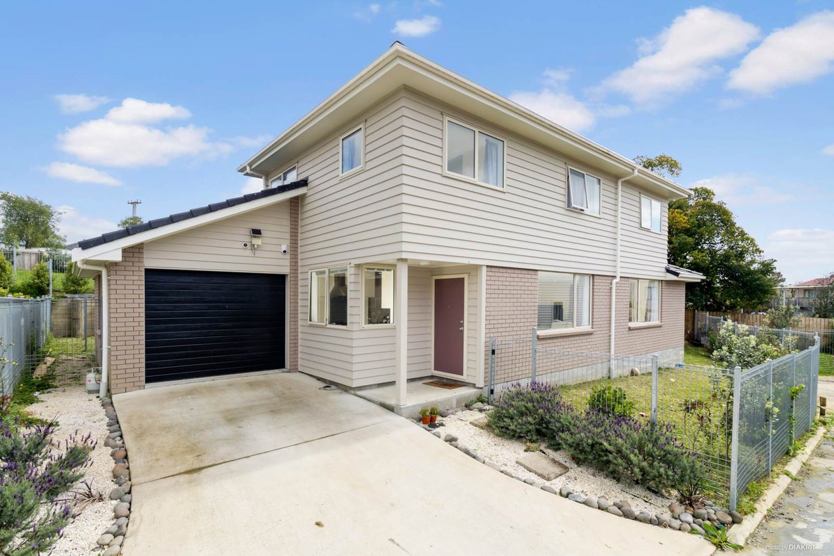 6 Manatu Lane, Kelston, Auckland - Carousel 2