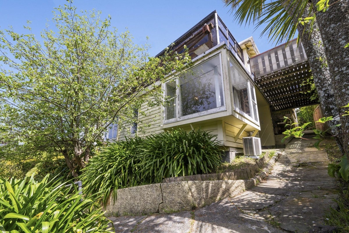 2 Eden Street, Island Bay, Wellington - Carousel 1