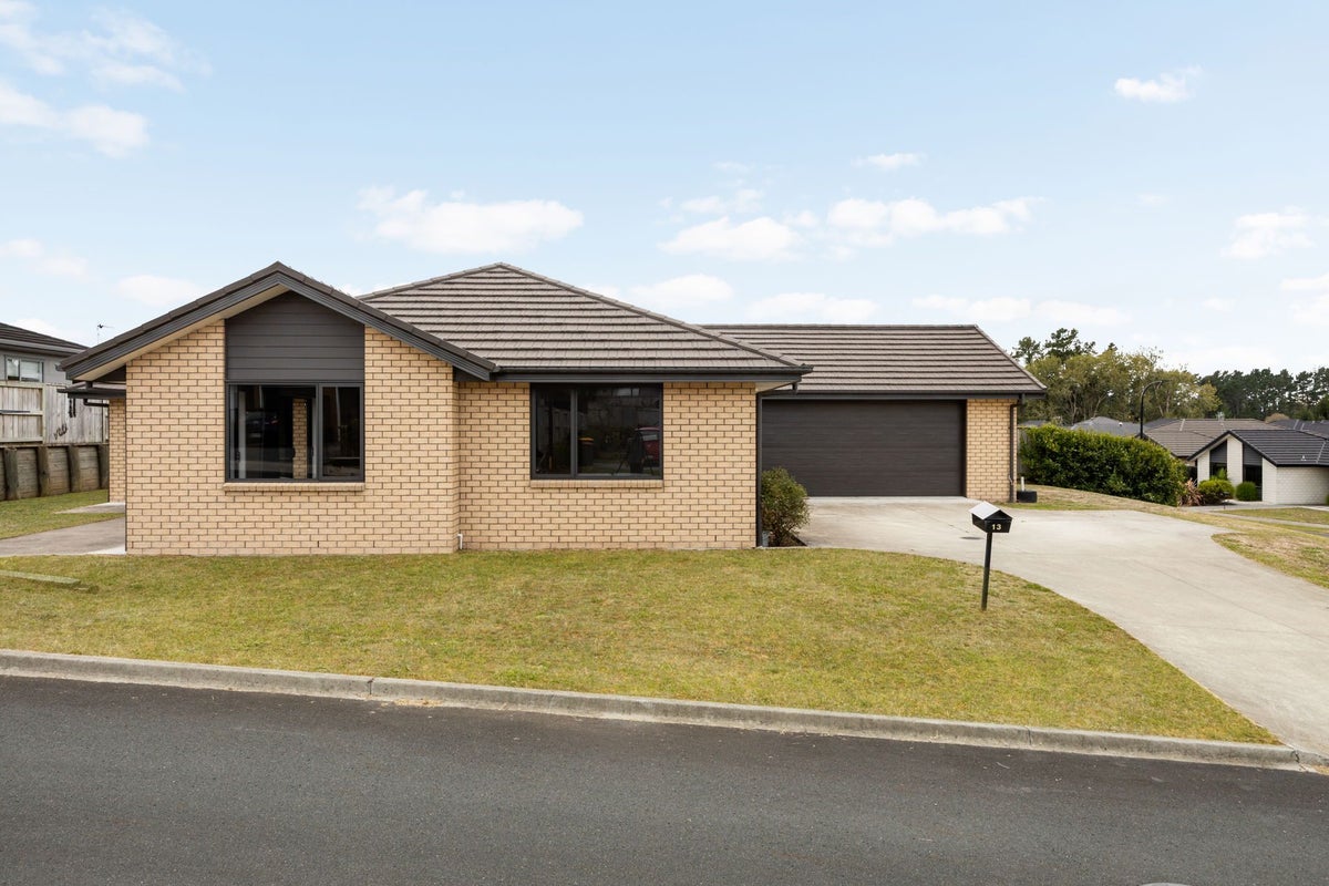 256 Dixon Road, Fitzroy, Hamilton - Carousel 1