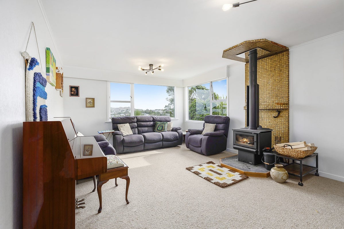 25 Longcroft Terrace, Newlands, Wellington - Carousel 2