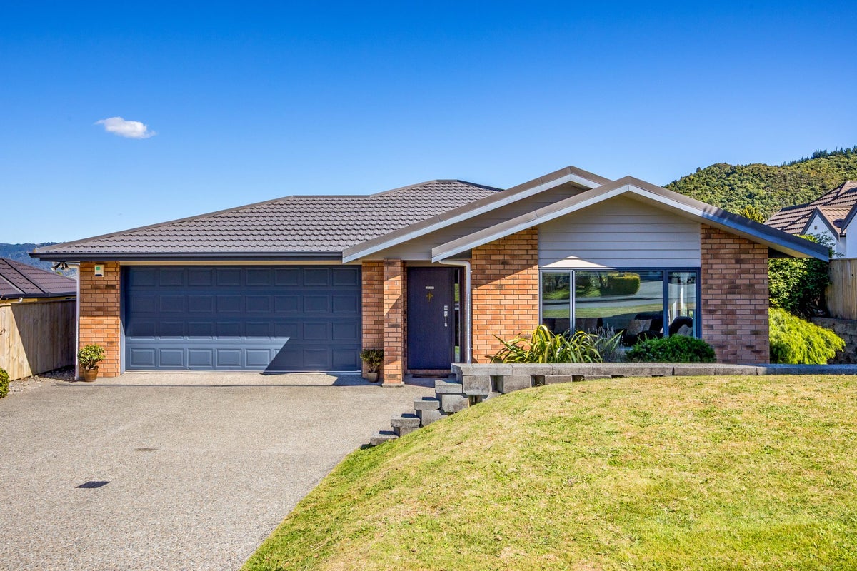 5 Colin Guppy Crescent, Riverstone Terraces, Upper Hutt - Carousel 1