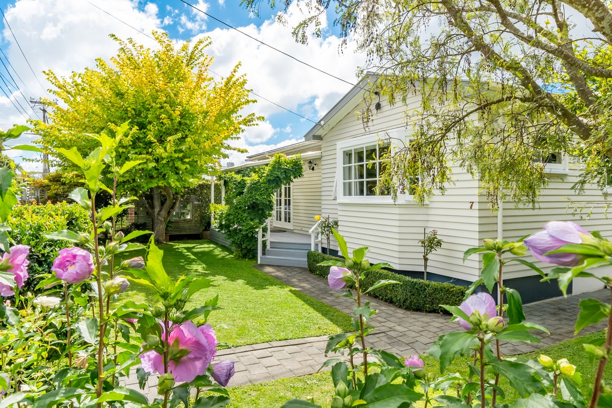 7 Leighton Avenue, Waiwhetu, Lower Hutt - Carousel 1