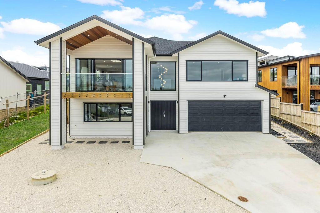 9 Angiangi Crescent, Beachlands, Auckland - Carousel 1