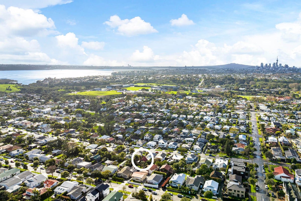 42A Kiwi Road, Point Chevalier, Auckland - Carousel 1