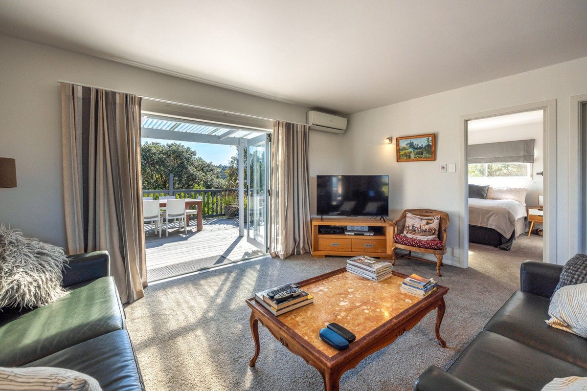 17 Wellington Road, Surfdale, Waiheke Island - Carousel 1