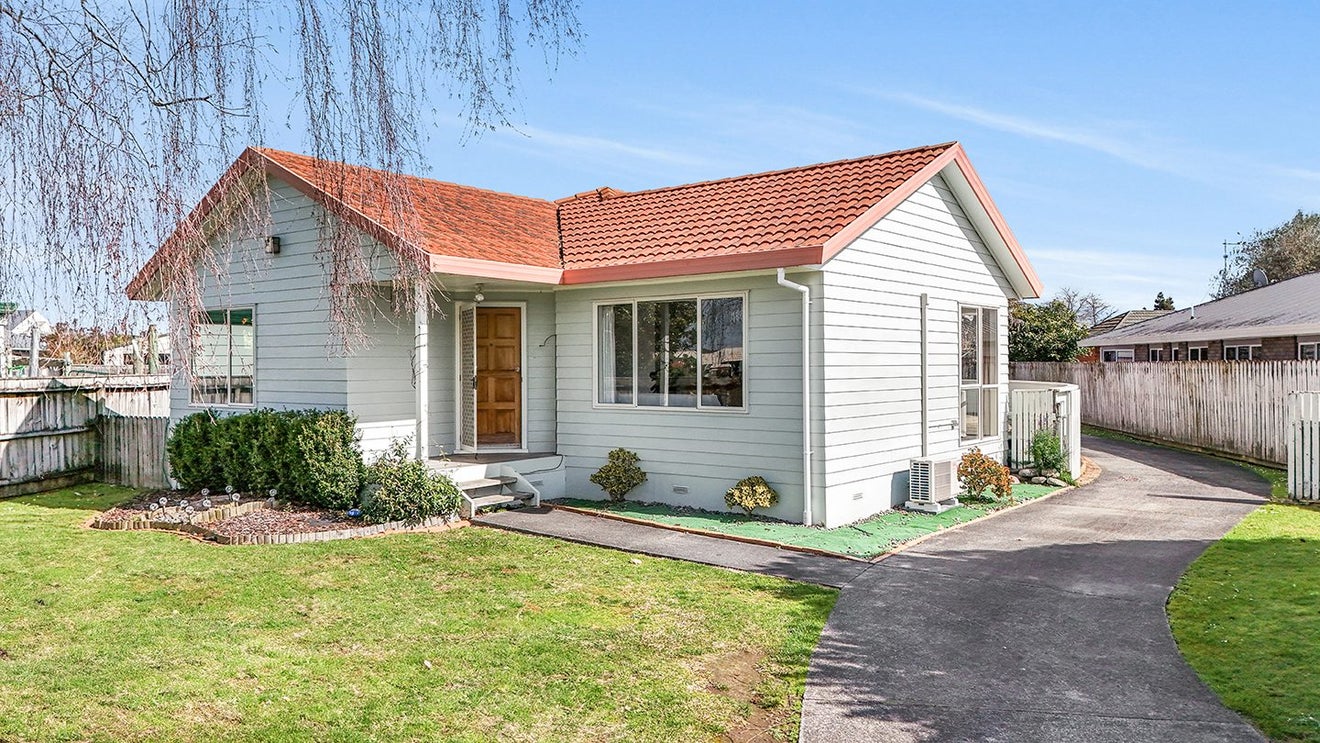 5 Admiral Crescent, Flagstaff, Hamilton - Carousel 1
