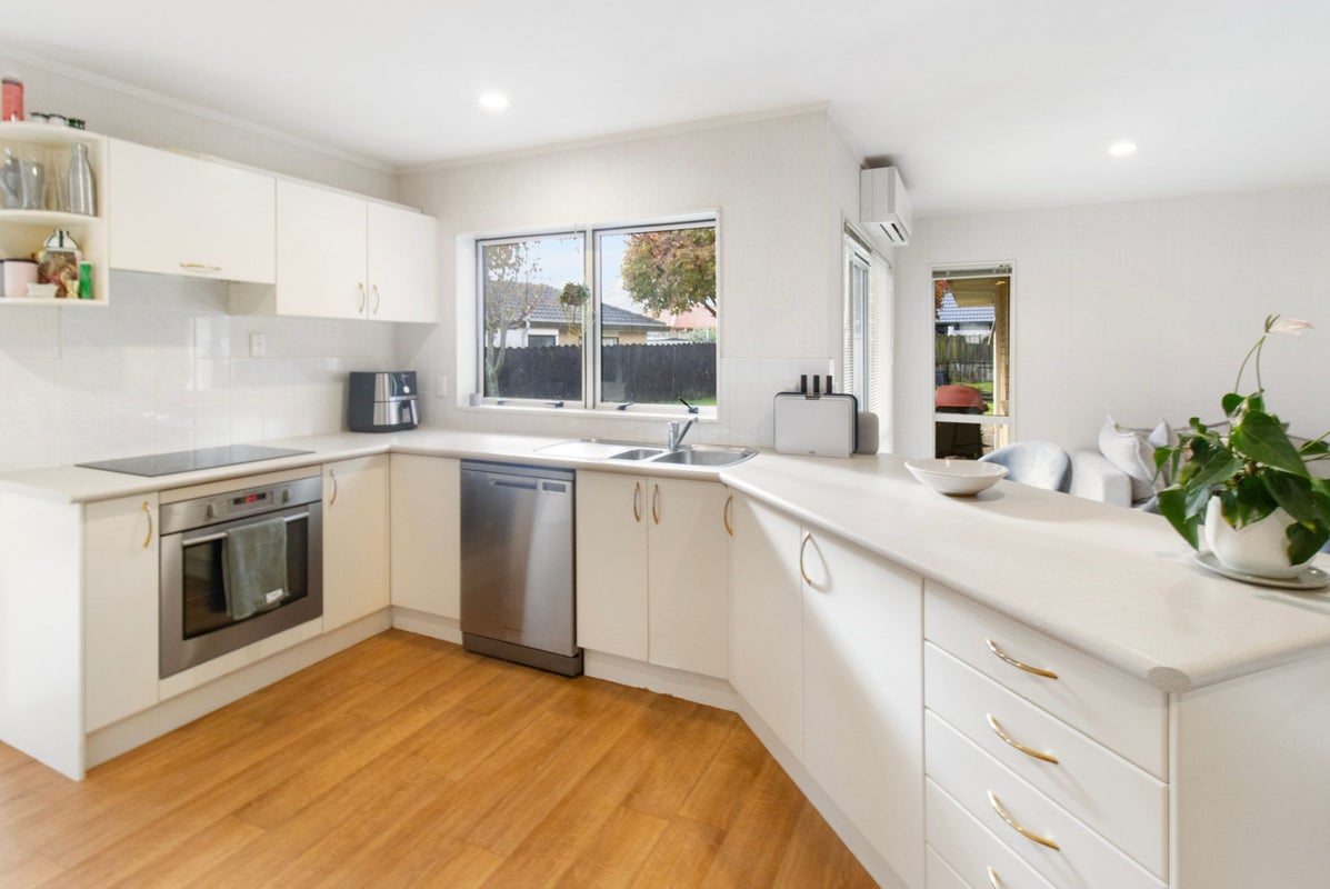 31 Tington Avenue, Wattle Downs, Auckland - Carousel 2