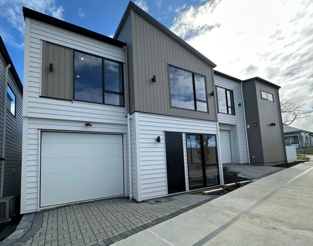 2/59 Howe Street, Howick, Auckland - Carousel 1