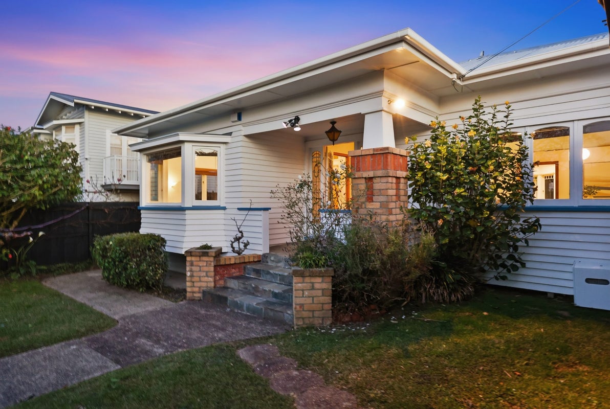 10 Riro Street, Point Chevalier, Auckland - Carousel 1