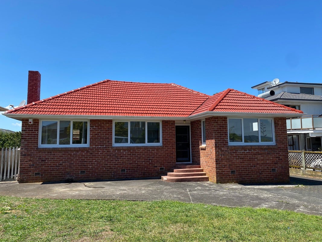185 Te Atatu Road, Te Atatu South, Auckland - Carousel 1
