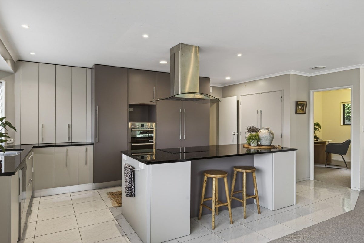 15 Sandel Rise, Merrilands, New Plymouth - Carousel 2
