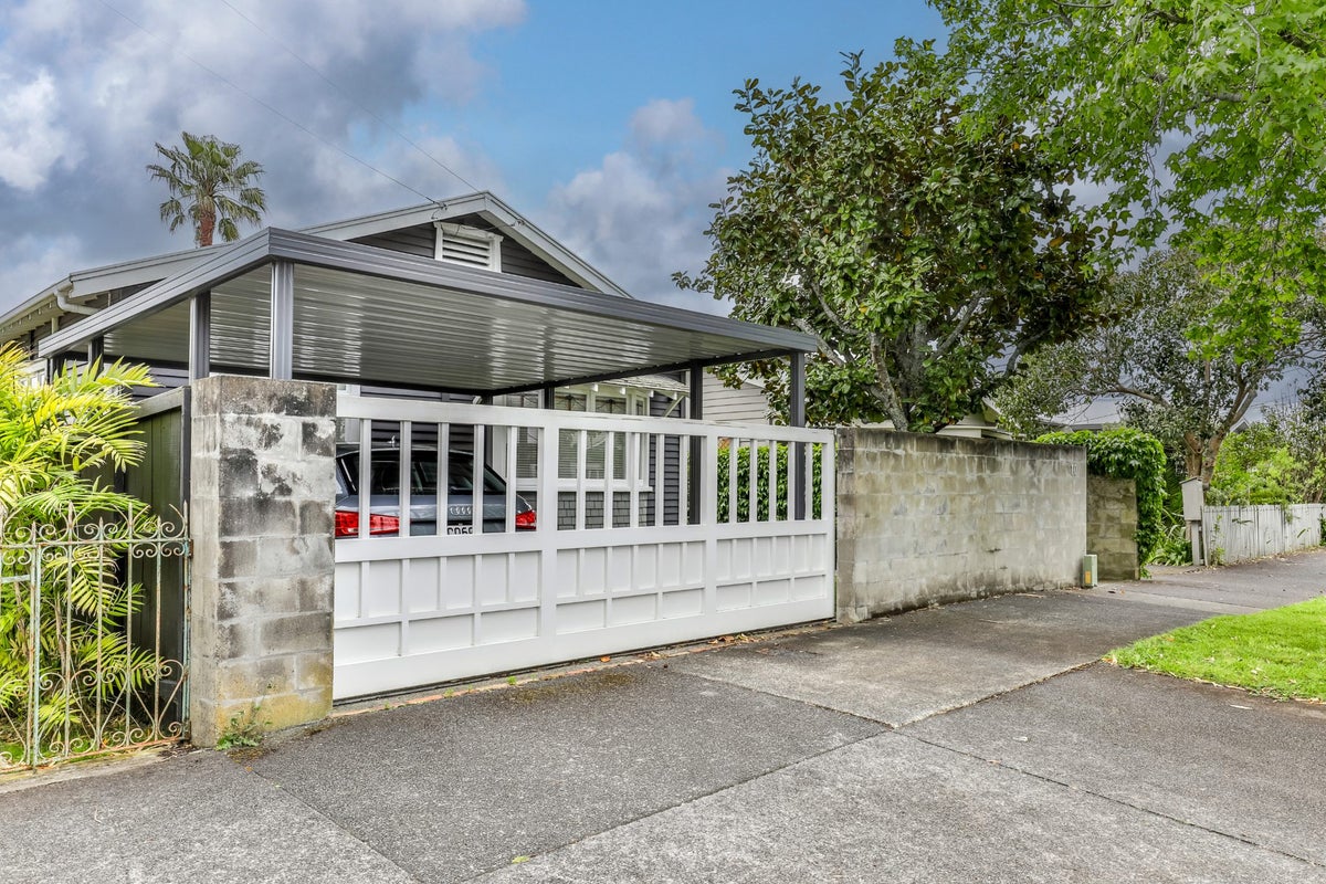10 Warwick Avenue, Titirangi, Auckland - Carousel 22