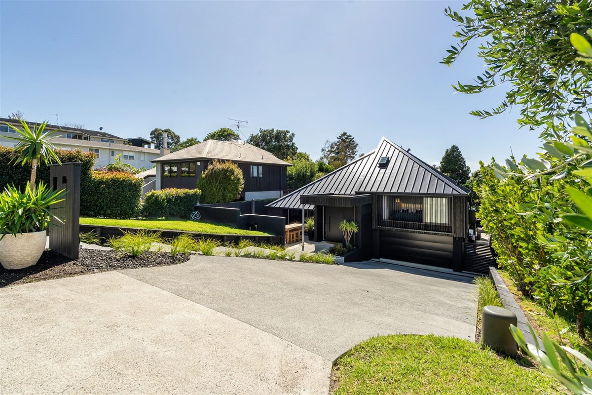 16 Asbury Crescent, Campbells Bay, Auckland - Carousel 1
