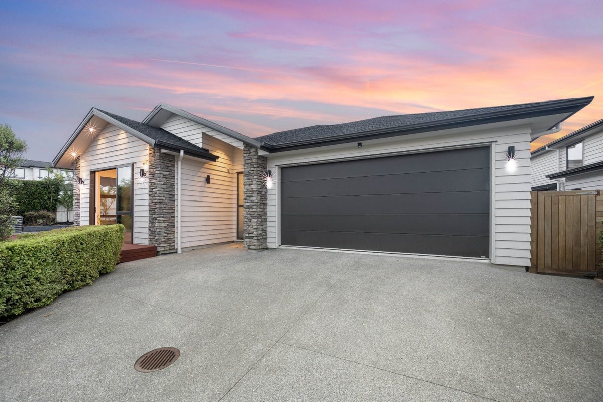 2 Gemscott Crescent, Huapai, Kumeu - Carousel 1