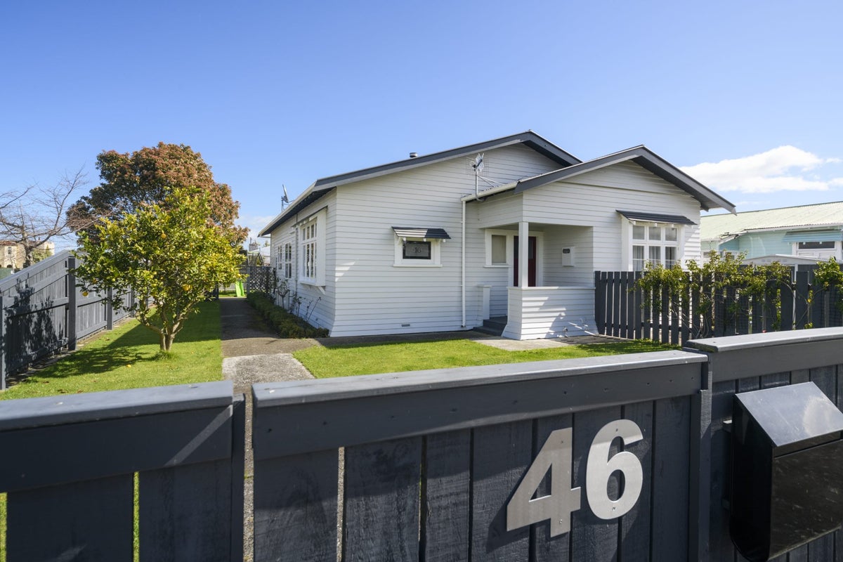 46 Kingswood Street, Takaro, Palmerston North - Carousel 1