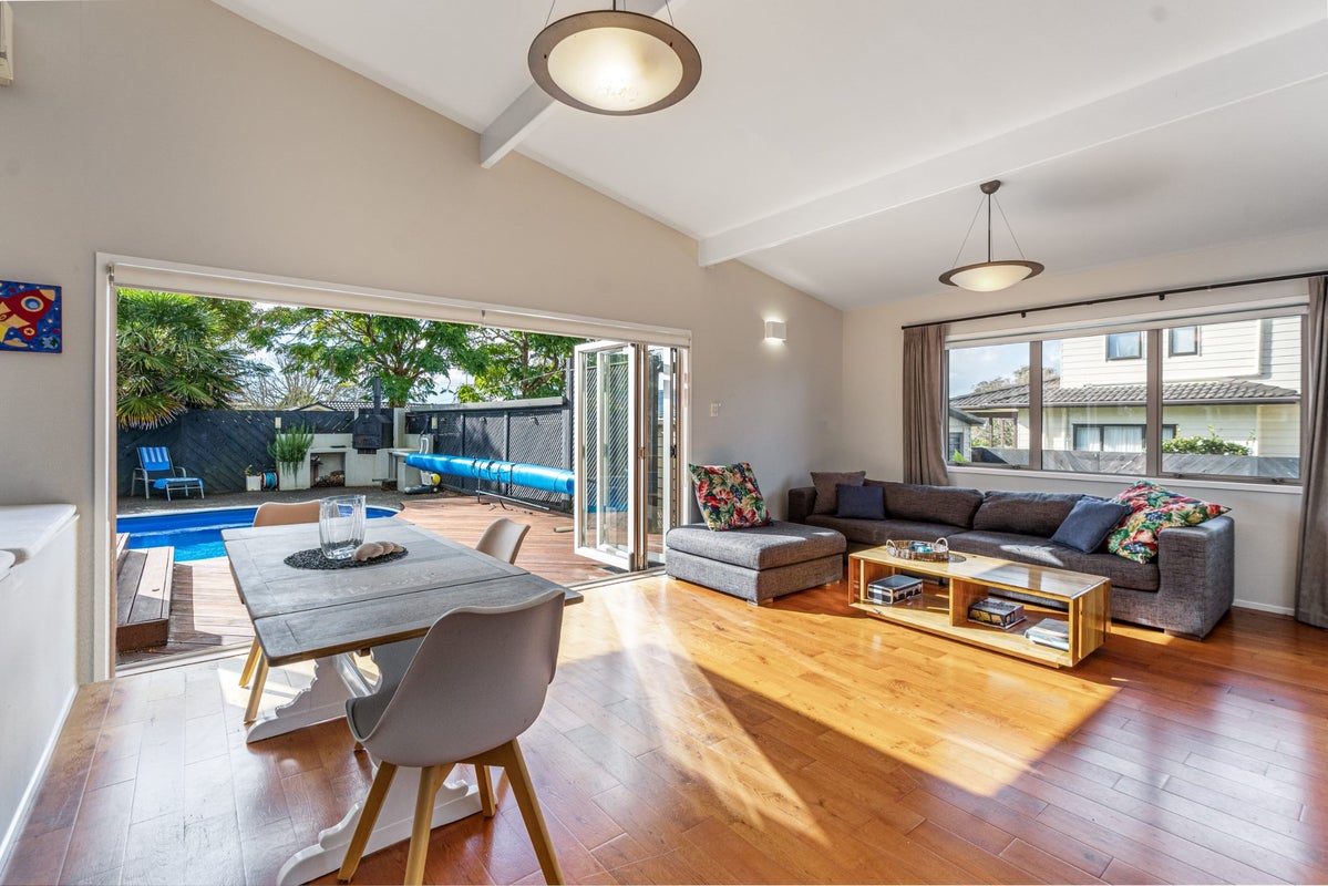 13 John Shaw Drive, Saint Johns, Auckland - Carousel 2