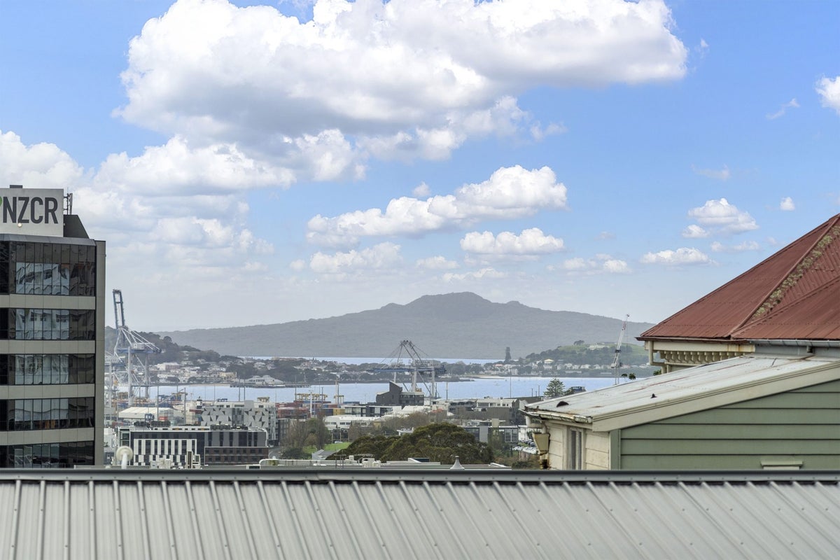 1F/127 Grafton Road, Grafton, Auckland - Carousel 1