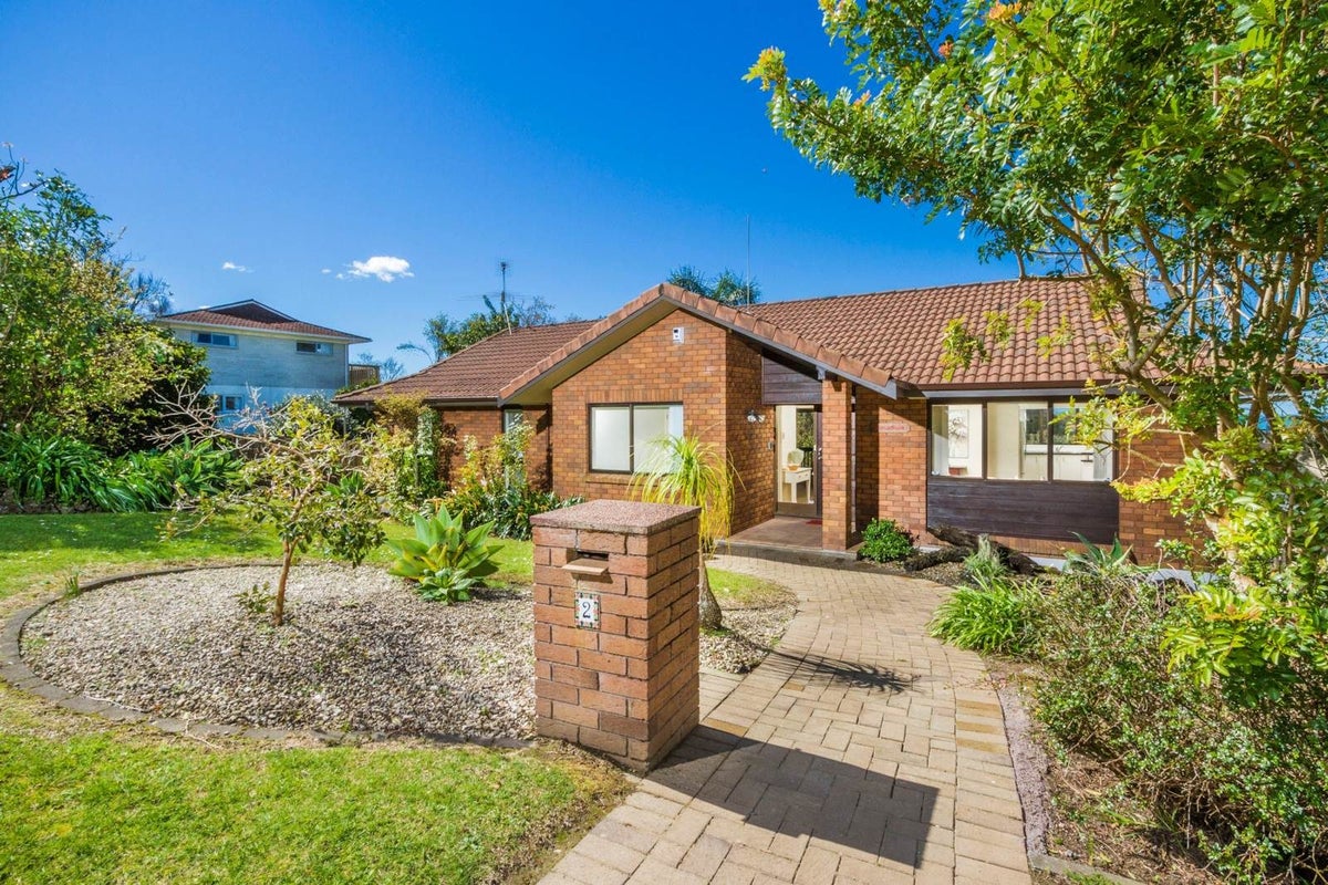 2 Cairnbrae Court, Northcross, Auckland - Carousel 2