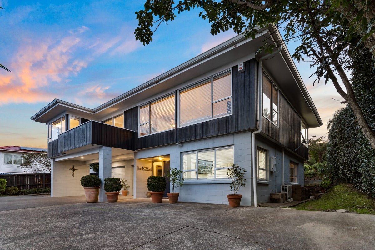 1 Cairnbrae Court, Northcross, Auckland - Carousel 1