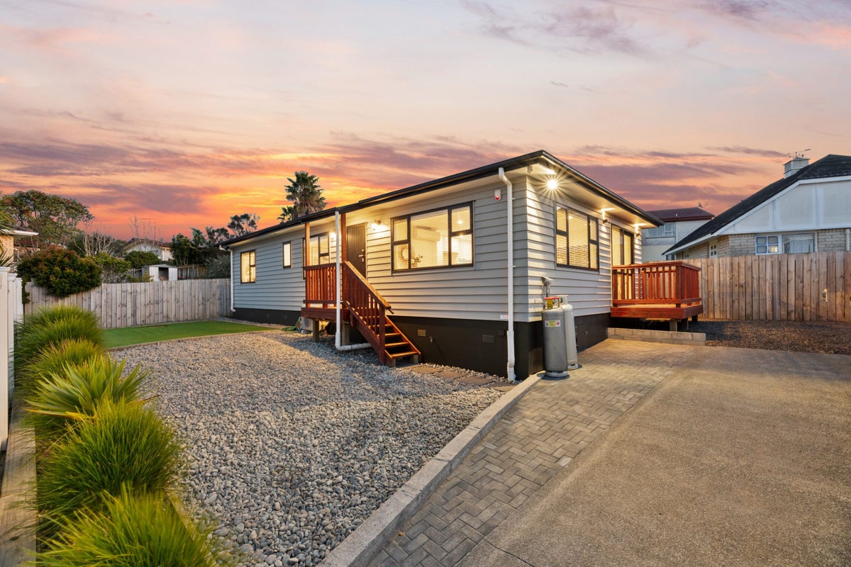 18A Lydford Place, Glendene, Auckland - Carousel 1