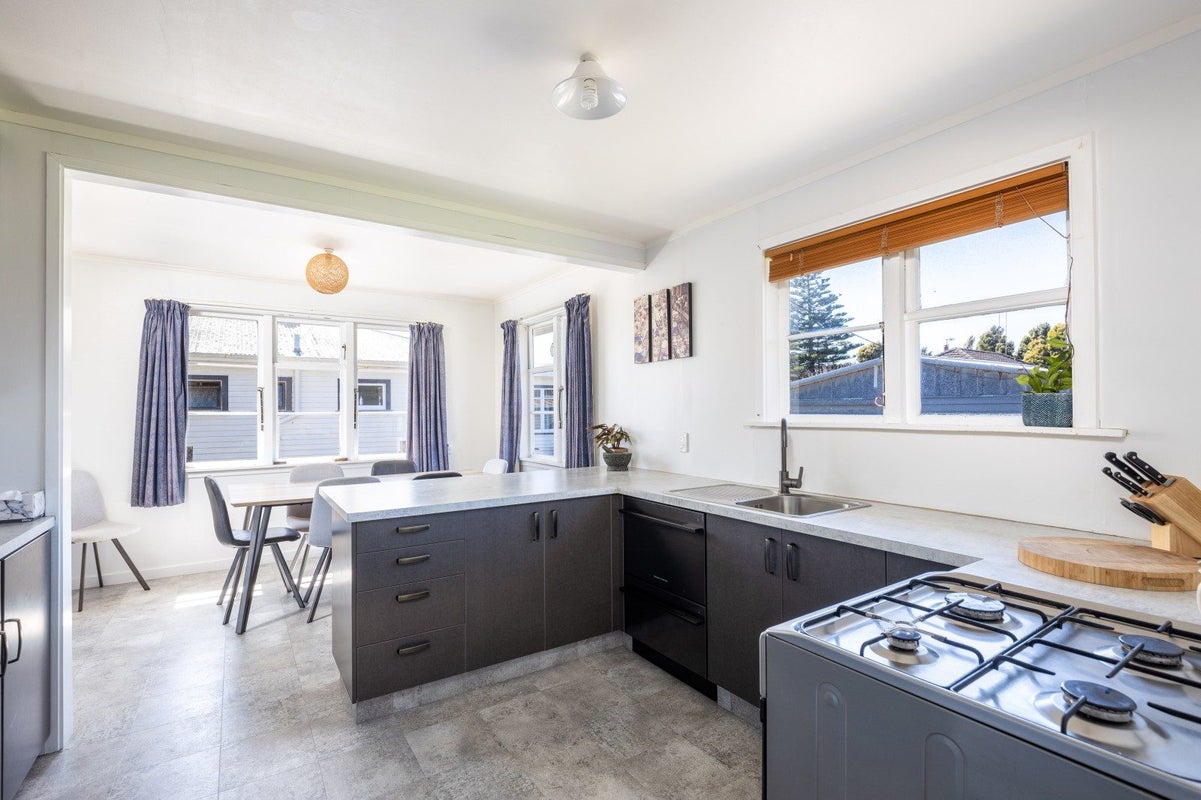131 Seaview Road, Westown, New Plymouth - Carousel 2