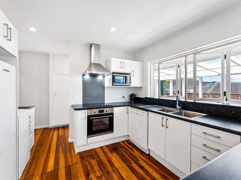 23 Hall Grove, Ebdentown, Upper Hutt - Carousel 1