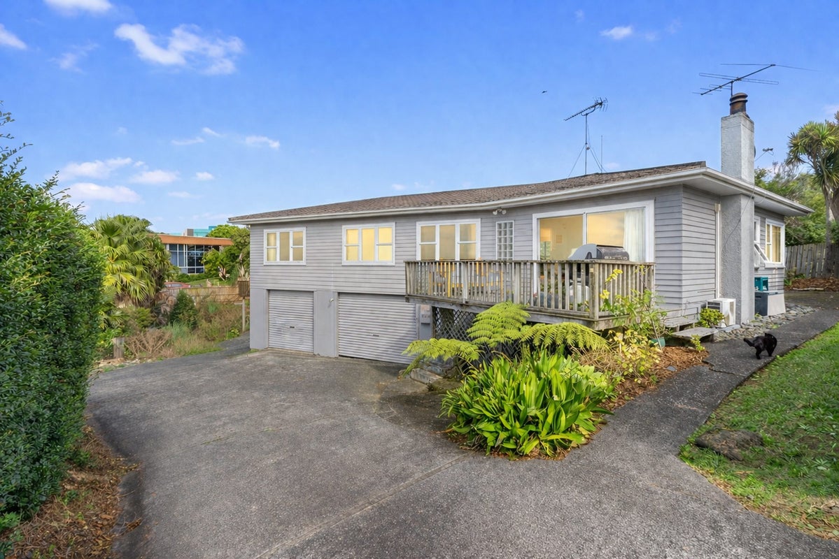 1/5 Camelot Place, Glenfield, Auckland - Carousel 1