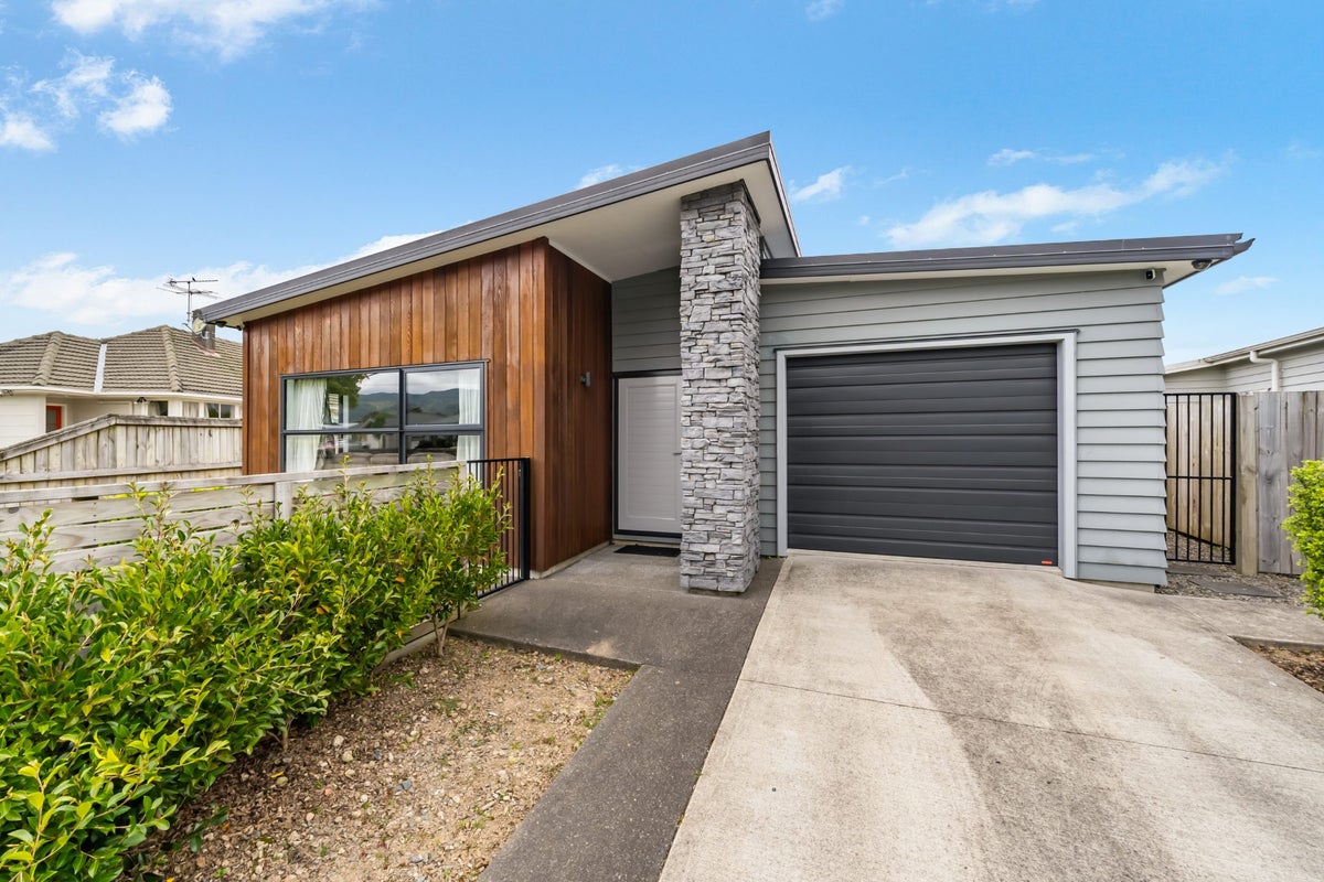 11 Rimutaka Street, Trentham, Upper Hutt - Carousel 1