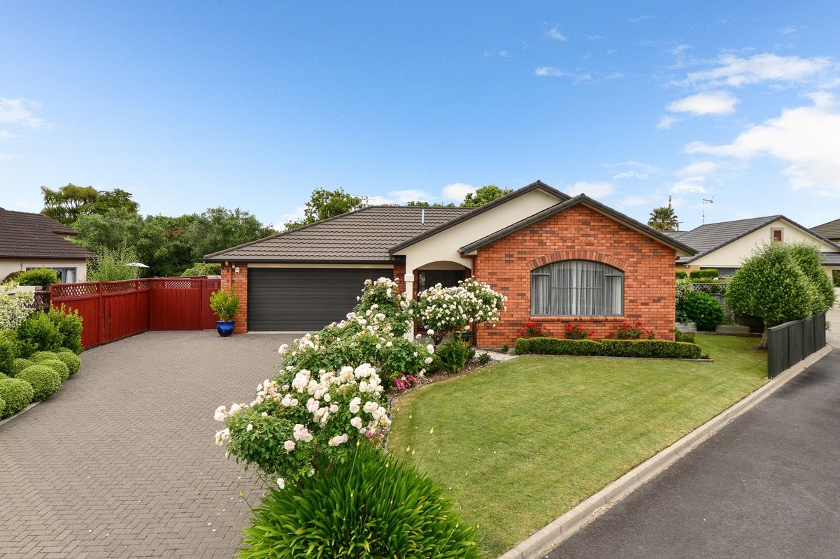 38 Fendalton Drive, Rototuna, Hamilton - Carousel 1