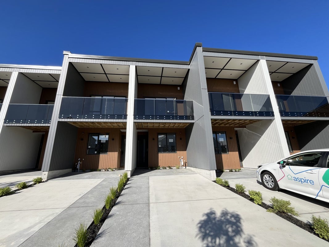 10 Puihi Crescent, Massey, Auckland - Carousel 1