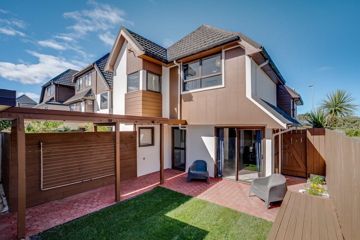 11 Tamahine Street, Maupuia, Wellington - Carousel 1