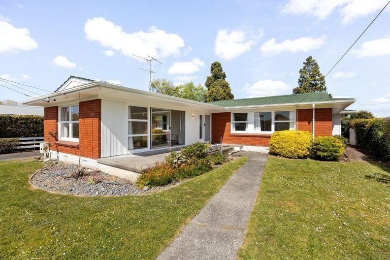 13 Regent Street, Silverdale, Hamilton - Carousel 1
