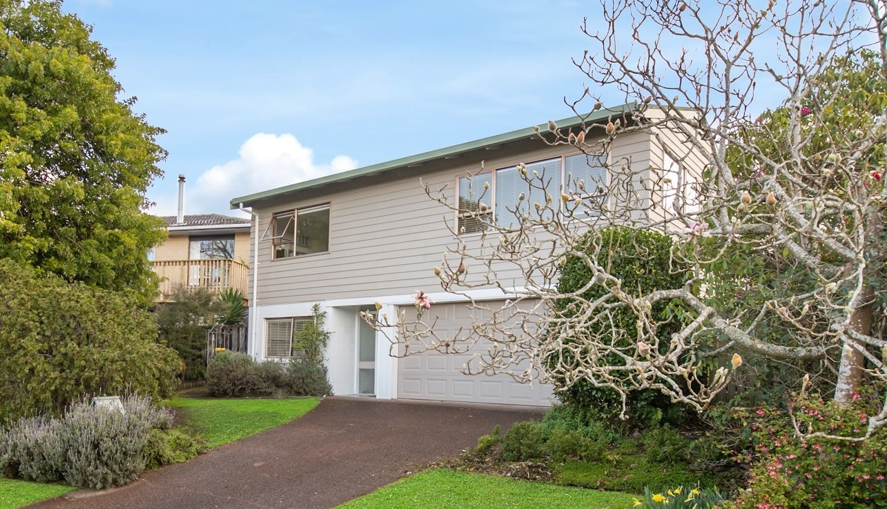 7 John Downs Drive, Browns Bay, Auckland - Carousel 1