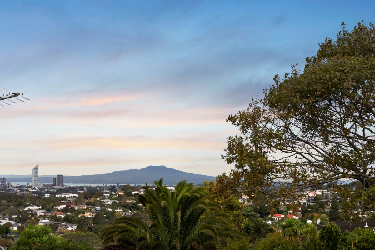 4 McDowell Crescent, Hillcrest, Auckland - Carousel 2