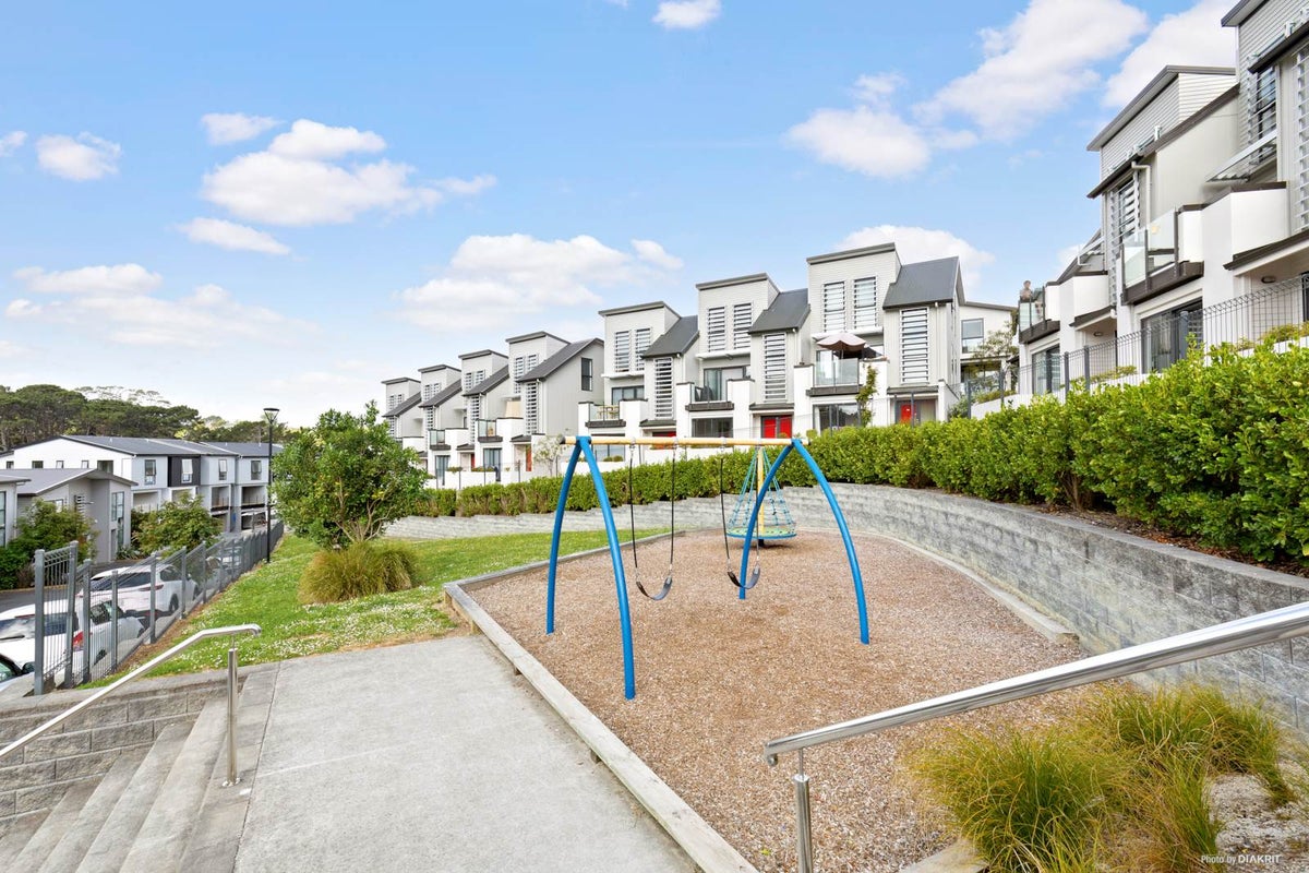 10/10 Silver Moon Road, Albany Heights, Auckland - Carousel 1