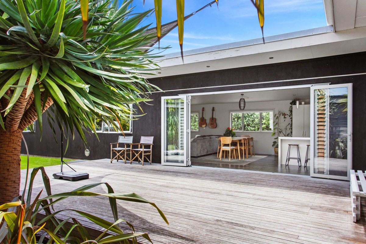 18 Moana Road, Okitu, Gisborne - Carousel 1