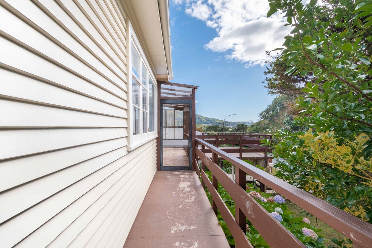 48 Collins Avenue, Tawa, Wellington - Carousel 2