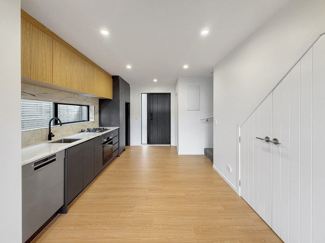 5/6 Victoria Street, Ebdentown, Upper Hutt - Carousel 2