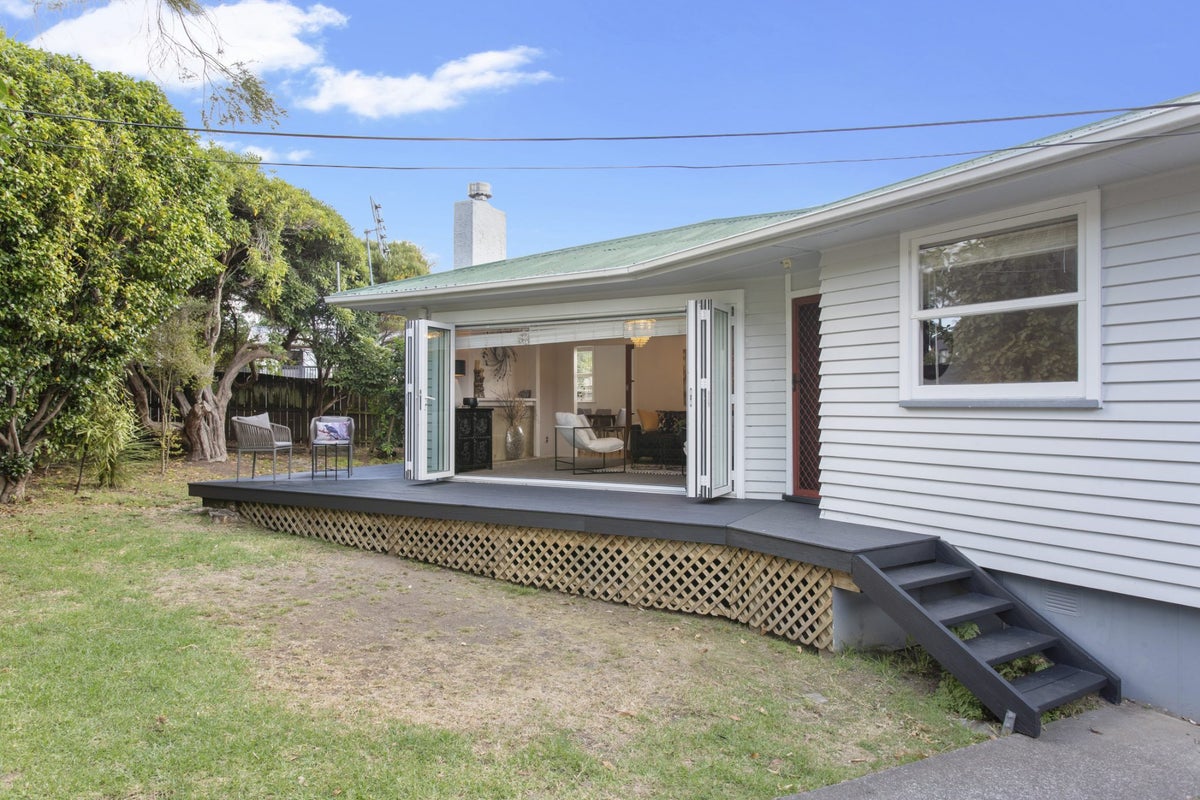 99 Beach Road, Te Atatu Peninsula, Auckland - Carousel 2