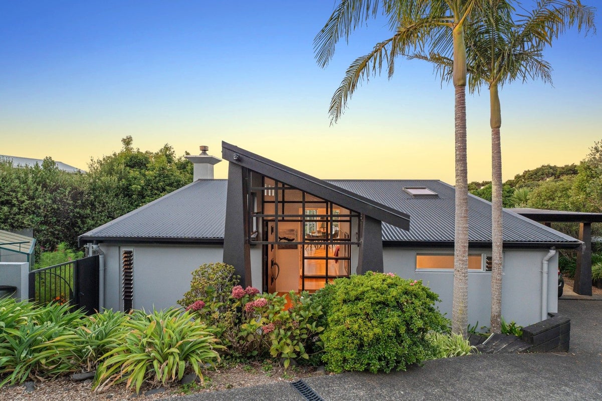 95 Queens Drive, Oneroa, Waiheke Island - Carousel 2