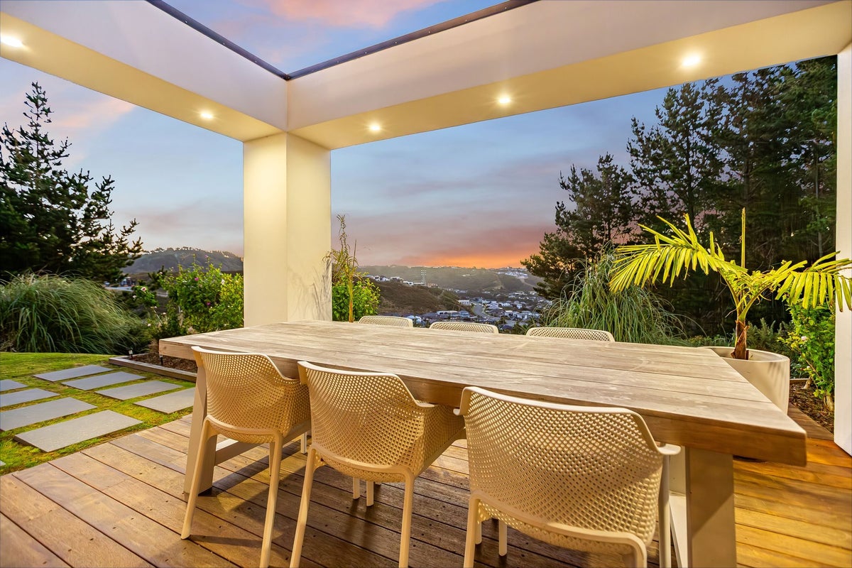 32 Pacific View, Whitby, Porirua - Carousel 1