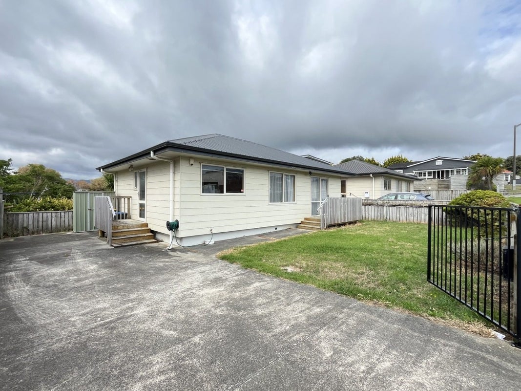 4 Dimock Street, Titahi Bay, Porirua - Carousel 2