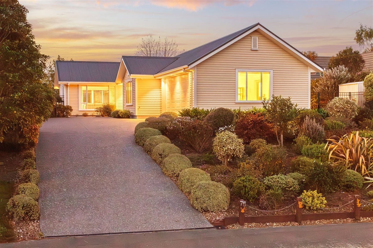 15 Acorn Close, Waltham, Christchurch - Carousel 1