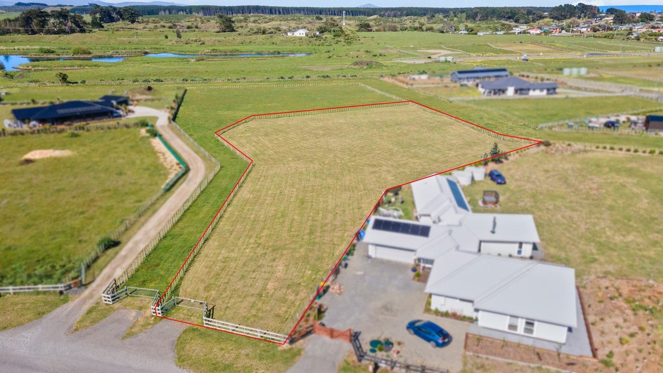 16 Mowhia Grove, Waitarere, Levin - Carousel 1