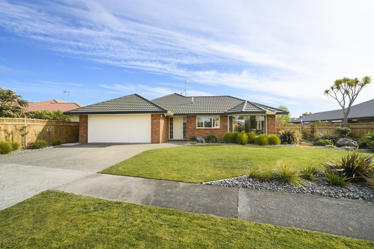 5 Sycamore Crescent, Fitzherbert, Palmerston North - Carousel 1