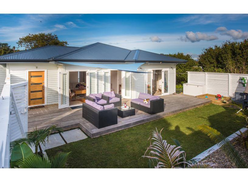 10 Tui Street, Oneroa, Waiheke Island - Carousel 1