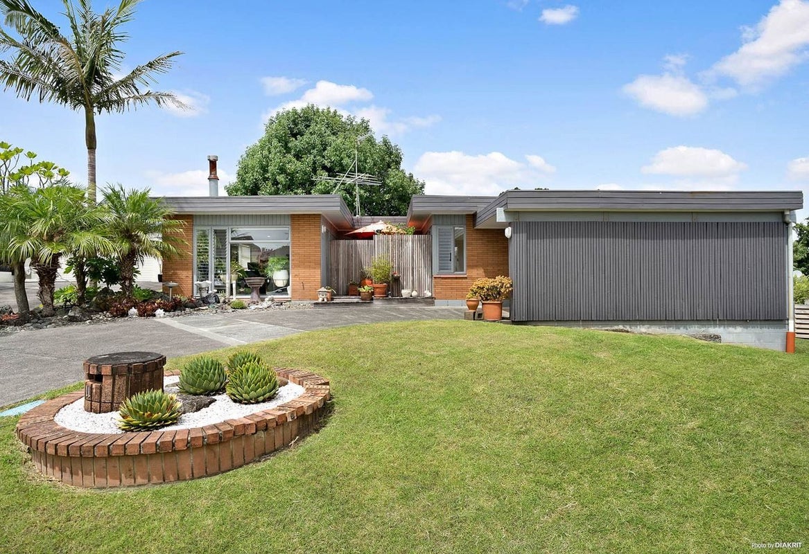 11 Tyrian Close, Half Moon Bay, Auckland - Carousel 1
