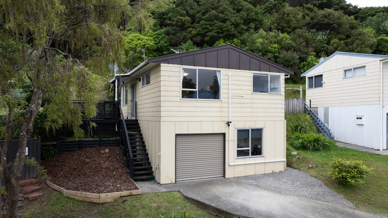 1/7 Venus Place, Whitby, Porirua - Carousel 1