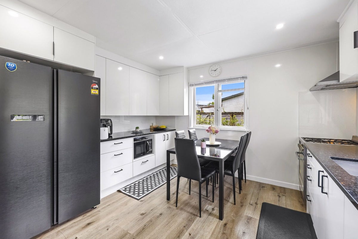 2/176 Henderson Valley Road, Henderson, Auckland - Carousel 2